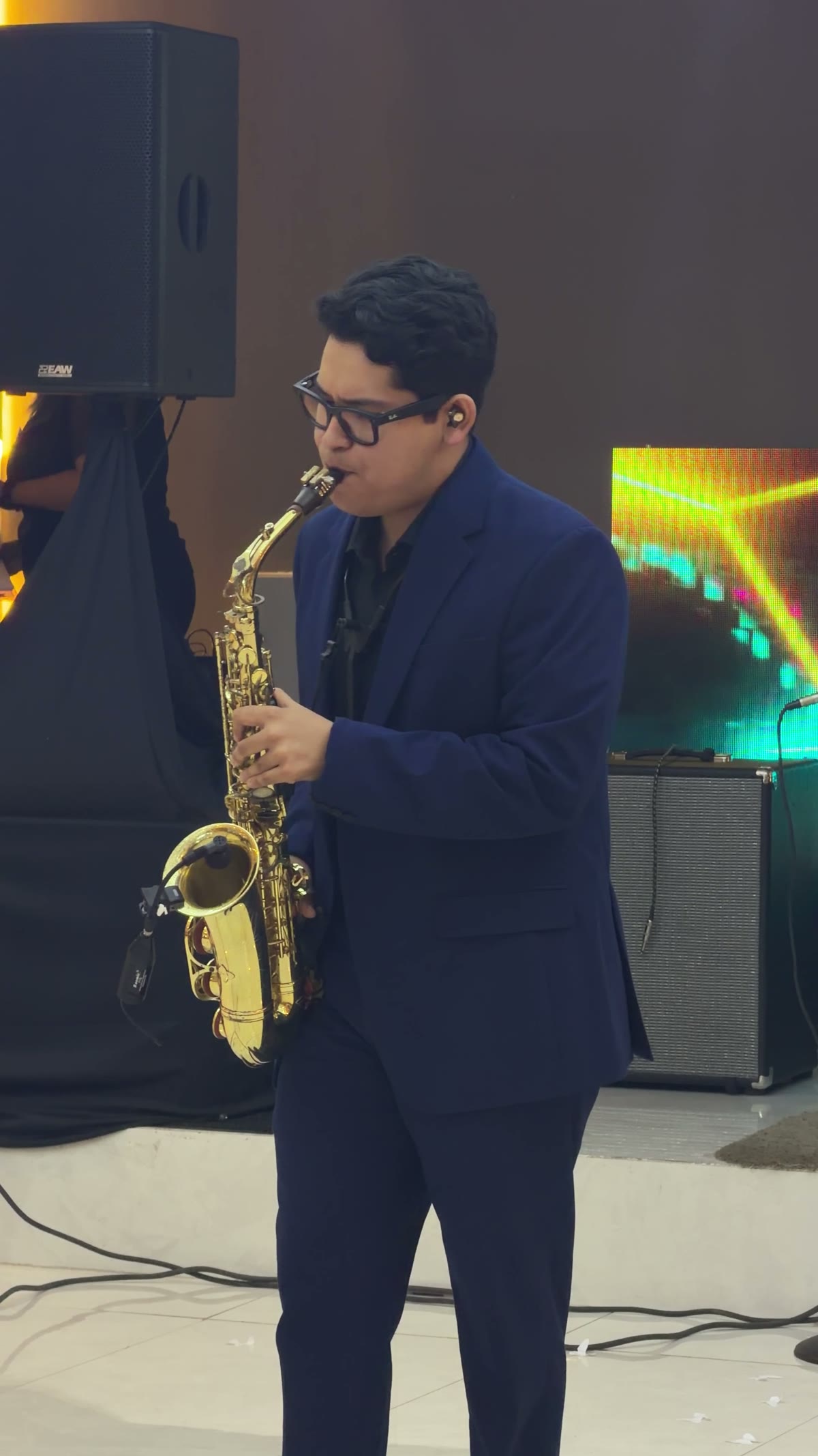 Pedro Torres tocando el saxofón alto en un evento